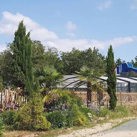 M.home Confort F021 3chbr/6pers Camping La Boissiere-de-Montaigu